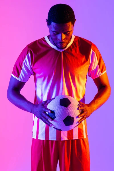 Afro Americano Jogador Futebol Masculino Com Futebol Sobre Iluminação Rosa — Fotografia de Stock