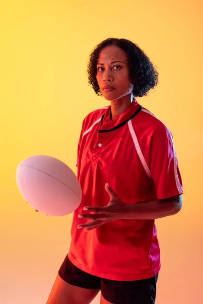 Porträt Einer Afrikanisch Amerikanischen Rugbyspielerin Mit Rugbyball Über Neongelbem Licht — Stockfoto