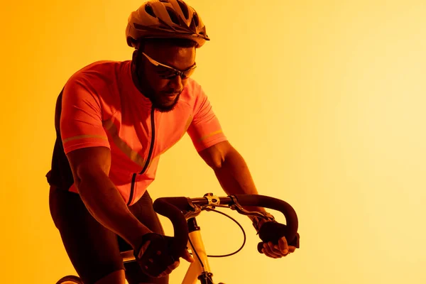 Εικόνα Του Αφροαμερικανού Ποδηλάτη Που Κάνει Ποδήλατο Κίτρινο Φωτισμό Αθλητισμός — Φωτογραφία Αρχείου
