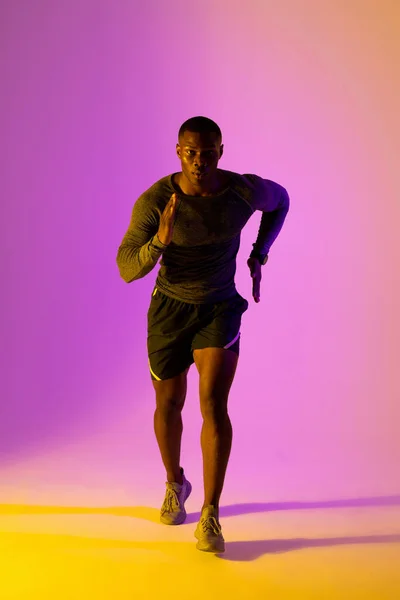 Retrato Afro Americano Corredor Masculino Com Sportswear Sobre Iluminação Rosa — Fotografia de Stock