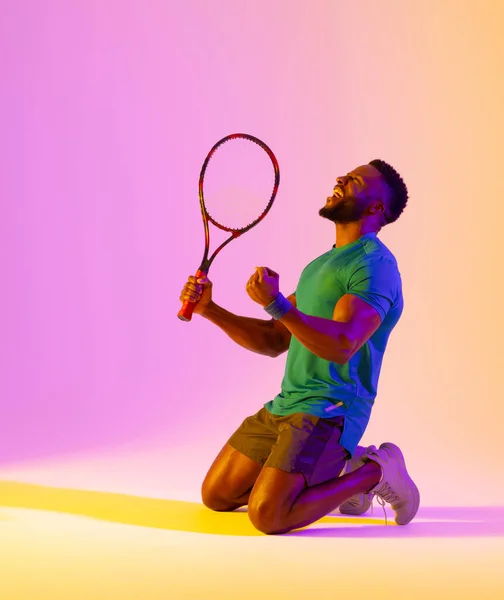 Vertical Image Successful African American Male Tennis Player Violet Yellow — Stockfoto