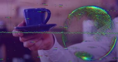 Kafkasyalı bir kadının kahve servisi yaparken dünya ile veri işleme animasyonu. Dijital olarak oluşturulan küresel finansman, perakende ve dijital arayüz kavramı.