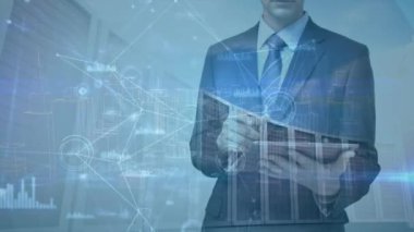 Kafkas işadamının tabletle veri işleme animasyonu. Küresel iş ve dijital arayüz kavramı dijital olarak oluşturulmuş video.