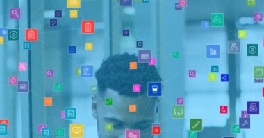 Ofisteki mutlu çift ırklı adam yerine teknoloji ikonlarıyla olan bağlantıların animasyonu. İş, ağ, bağlantılar, iletişim ve teknoloji konsepti dijital olarak oluşturulmuş video.