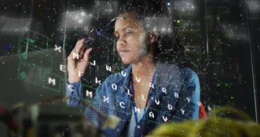 Bilgisayar kullanan Afrikalı Amerikalı iş kadınının veri işleme animasyonu. Bilgisayar güvenliği günü ve dijital olarak oluşturulan video konsepti.