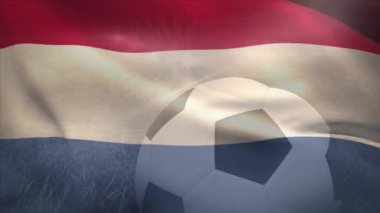 Stadyumdaki futbol maçında Hollanda bayrağının canlandırılması. Küresel spor, vatanseverlik ve dijital arayüz kavramı dijital olarak üretilen video.