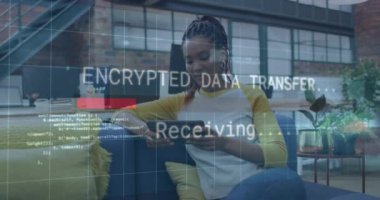 Tablet kullanan Afro-Amerikan iş kadınının veri işleme animasyonu. Küresel iş ve dijital arayüz kavramı dijital olarak oluşturulmuş video.