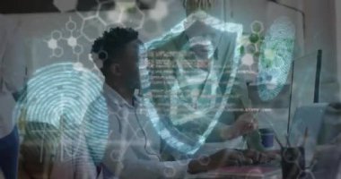 Ofisteki çeşitli iş adamları üzerinde asma kilit simgesiyle veri işleme animasyonu. Küresel iş, bilgisayar ve dijital arayüz kavramı dijital olarak oluşturulmuş video.