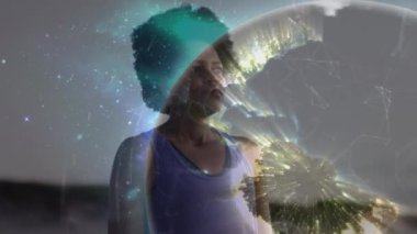 Sahildeki yaşlı Afro-Amerikan kadın yerine Dünya 'nın animasyonu. Doğa, uyum ve dijital arayüz kavramı dijital olarak oluşturulmuş video.