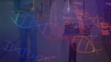 Kafkas erkek ve kadın doktorlar üzerinde DNA ve veri işleme animasyonu. Dijital olarak üretilen sağlık, tıp, biyoloji ve teknoloji konsepti.