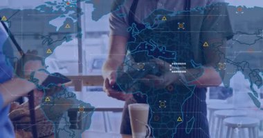 Ödeme terminalini kullanan insanların dünya haritası. Küresel iş, finans, veri işleme ve dijital arayüz kavramı dijital olarak oluşturulmuş video.