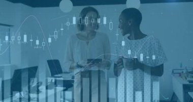 Ofisteki çeşitli iş adamları üzerinde finansal veri işleme animasyonu. Küresel iş ve dijital arayüz kavramı dijital olarak oluşturulmuş video.