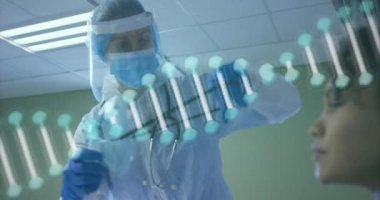 Animasyon DNA dizisi oksijen maskesi kullanan doktor ve Afrikalı Amerikalı hastaların üzerinde dönüyor. Küresel tıp, teknoloji, veri işleme ve dijital arayüz kavramı dijital olarak oluşturulmuş video.