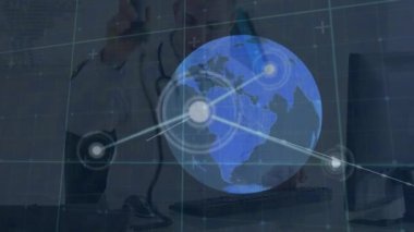 Akıllı telefonlu beyaz erkek doktor üzerindeki ikonlarla olan bağlantıların animasyonu. Küresel tıp ve dijital arayüz kavramı dijital olarak oluşturulmuş video.