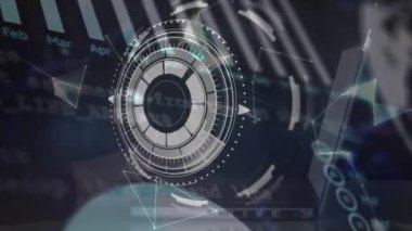 Veri işleme ve tarama animasyonunun kara arka planda dizüstü bilgisayarda yazarken elde taranması. Küresel teknoloji ve dijital arayüz konsepti dijital olarak oluşturulmuş video.