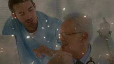 Bilgisayar kullanarak beyaz erkek doktorların üzerinde parlayan ışığın animasyonu. Tıp, sağlık hizmetleri ve teknoloji konsepti dijital olarak oluşturulmuş video.