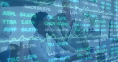 Ofisteki çeşitli erkek iş arkadaşlarıyla ilgili grafik ve finansal verilerin animasyonu. İş, finans, ekonomi ve işbirliği konsepti dijital olarak oluşturulmuş video.