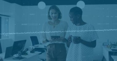 Ofisteki çeşitli iş adamları üzerinde finansal veri işleme animasyonu. Küresel iş ve dijital arayüz kavramı dijital olarak oluşturulmuş video.