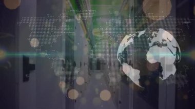 Işık noktalarının animasyonu ve sunucu odasında dünya haritası olan dünya haritası. Küresel teknoloji, bilgisayar ve dijital arayüz kavramı dijital olarak oluşturulmuş video.