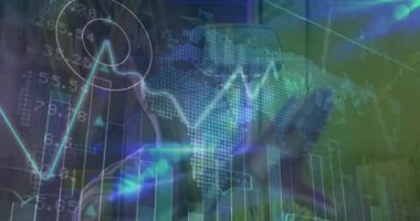 VR kulaklık kullanan Afro-Amerikan bir adam üzerinde veri işleme animasyonu. Küresel iş ve dijital arayüz kavramı dijital olarak oluşturulmuş video.