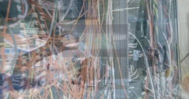 Afro-Amerikan iş adamının veri işleme ve dinleme cihazlarının animasyonu. Küresel iş, bilgisayar ve dijital arayüz kavramı dijital olarak oluşturulmuş video.