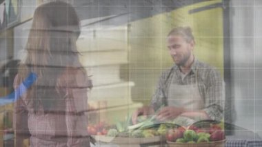 Mağazadaki beyaz kadın hakkında veri işleme animasyonu. Küresel iş ve dijital arayüz kavramı dijital olarak oluşturulmuş video.