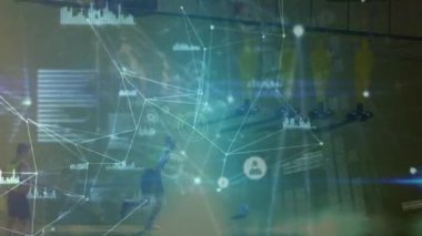 Çeşitli erkek futbol oyuncuları üzerinde bağlantı ağı ve dijital ekran animasyonu. Spor, rekabet, ağ ve bağlantılar konsepti dijital olarak oluşturulmuş video.