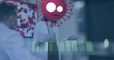 Grafikler üzerinde yüzleri olan virüs hücrelerinin animasyonu ve yüz maskesi takan melez kadın laboratuvar çalışanı. Sağlık, tıp, bilim ve Covis 19 salgın konsepti dijital olarak oluşturulmuş video.