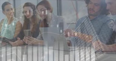 Ofisteki çeşitli iş adamları üzerinde finansal veri işleme animasyonu. İş, finans ve veri işleme kavramı dijital olarak oluşturulmuş video.