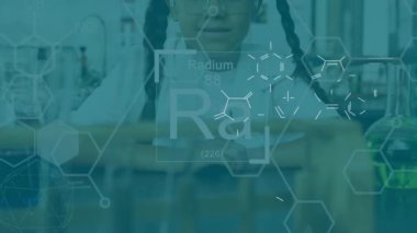 Laboratuvardaki beyaz kız üzerinde moleküllerin canlandırılması. Küresel tıp ve dijital arayüz kavramı dijital olarak oluşturulmuş video.