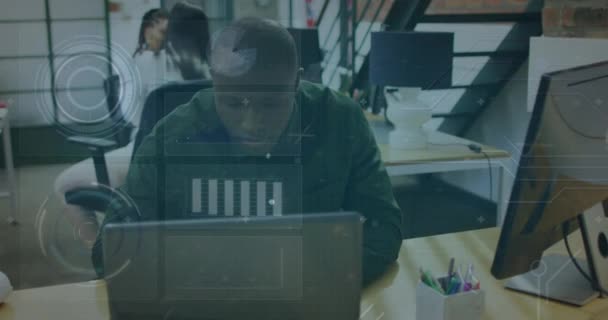 Afro Amerikan Adamının Bilgisayar Kullanarak Veri Işleme Animasyonu Küresel Dijital — Stok video