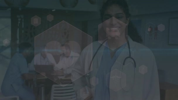 Анімація Медичних Іконок Над Жіночим Лікарем Який Посміхається Над Лікарями — стокове відео