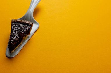 Turuncu arka planda turta sunucusundaki turta bileşimi. Cadılar Bayramı, sonbahar, gelenek ve kutlama konsepti.