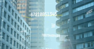 Şehir manzarası üzerinde değişen ve veri işleme yapan numaraların resmi. küresel iş, veri işleme ve dijital arayüz kavramı dijital olarak oluşturulmuş görüntü.