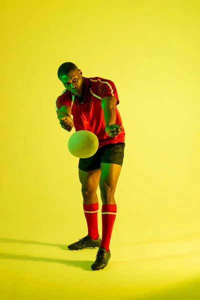 Joueur Afro Américain Rugby Avec Ballon Rugby Sur Éclairage Jaune — Photo