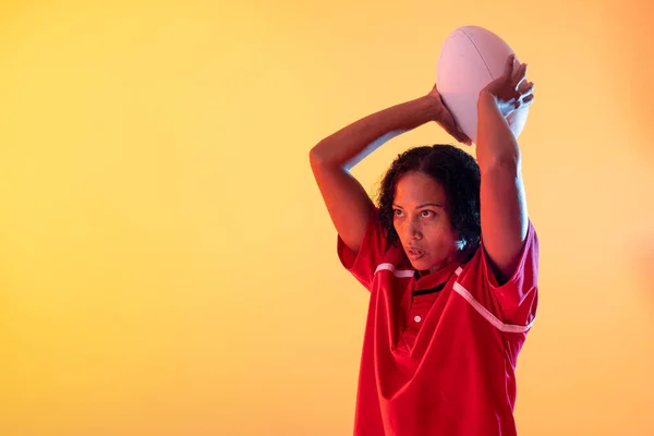 Afroamerikanische Rugbyspielerin Mit Rugbyball Über Neongelbem Licht Sport Bewegung Training — Stockfoto