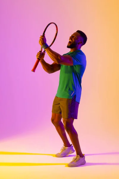 Imagen Vertical Del Exitoso Tenista Afroamericano Masculino Iluminación Violeta Amarilla — Foto de Stock