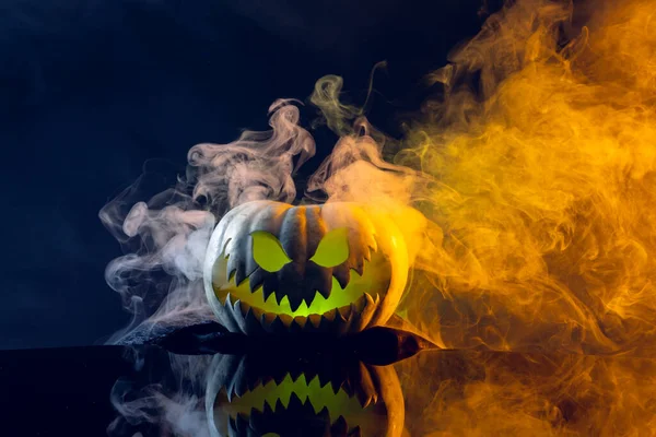 Composizione Zucca Intagliata Halloween Con Fumo Luce Arancione Fondo Nero — Foto Stock