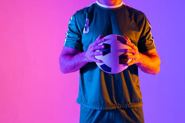 Jogador Futebol Masculino Caucasiano Com Futebol Sobre Iluminação Rosa Néon — Fotografia de Stock