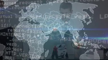 Ofisteki çeşitli iş adamları üzerinde veri işleme ile dünya haritasının animasyonu. Küresel iş, bilgisayar ve dijital arayüz kavramı dijital olarak oluşturulmuş video.