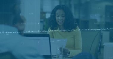 Dizüstü bilgisayarı olan melez bir kadının çizimlerinin animasyonu. İş, finans ve ekonomi kavramı dijital olarak oluşturulmuş video.