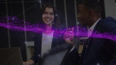 Ofisteki çeşitli iş adamlarından oluşan bir animasyon. Küresel iş ve dijital arayüz kavramı dijital olarak oluşturulmuş video.