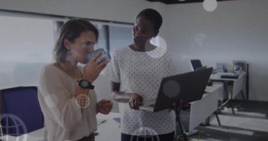 Ofisteki çeşitli iş adamları üzerinde veri işleme ve küresel simgelerin canlandırılması. Küresel iş ve dijital arayüz kavramı dijital olarak oluşturulmuş video.