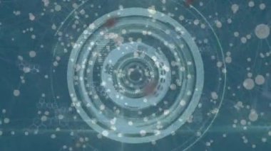 Yeşil zemin üzerinde çember, molekül ve küre işleme animasyonu. Küresel ağ, veri işleme ve teknoloji konsepti dijital olarak oluşturulmuş video.
