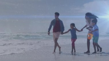 Sahilde yürüyen melez bir ailenin üzerindeki ışık izlerinin animasyonu. Yaşam tarzı, aile ve ışık konsepti dijital olarak oluşturulmuş video.