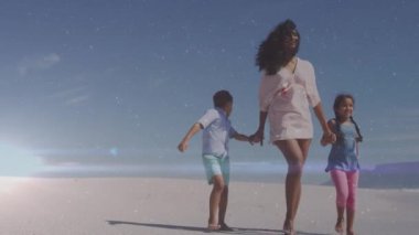 Çocukları sahilde yürürken melez bir kadının üzerindeki ışık izlerinin animasyonu. Yaşam tarzı, aile ve ışık konsepti dijital olarak oluşturulmuş video.