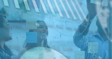 Ofisteki çeşitli iş adamları üzerinde finansal veri işleme animasyonu. Küresel iş ve dijital arayüz kavramı dijital olarak oluşturulmuş video.