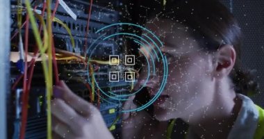 Beyaz kadın çalışanın sunucu odasında veri işleme ve QR kodlarının animasyonu. Bilgisayar güvenliği günü ve dijital olarak oluşturulan video konsepti.