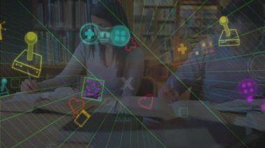 Kütüphanedeki beyaz öğretmenler üzerine oyun ikonlarının animasyonu. Küresel eğitim ve dijital arayüz kavramı dijital olarak oluşturulmuş video.