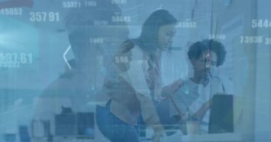 Ofisteki çeşitli kadın ve erkek iş arkadaşlarının sayıların ve grafiklerin animasyonu. İş, finans ve işbirliği konsepti dijital olarak oluşturuldu.